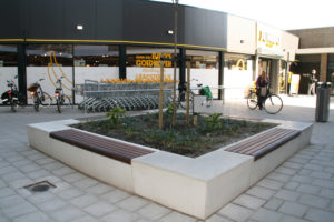 Revitalisatie van Winkelcentrum Leyenburg transformeert openbare ruimte met duurzame betonbank