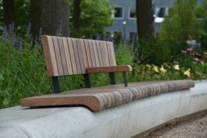 Circulaire, biobased banken voor herinneringsmonument tramaanslag Utrecht