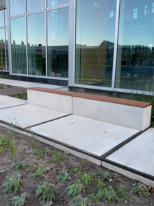 Duurzame, betonnen banken voor binnentuin Koning Willem I College - kopie