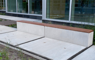 Duurzame, betonnen banken voor binnentuin Koning Willem I College - kopie