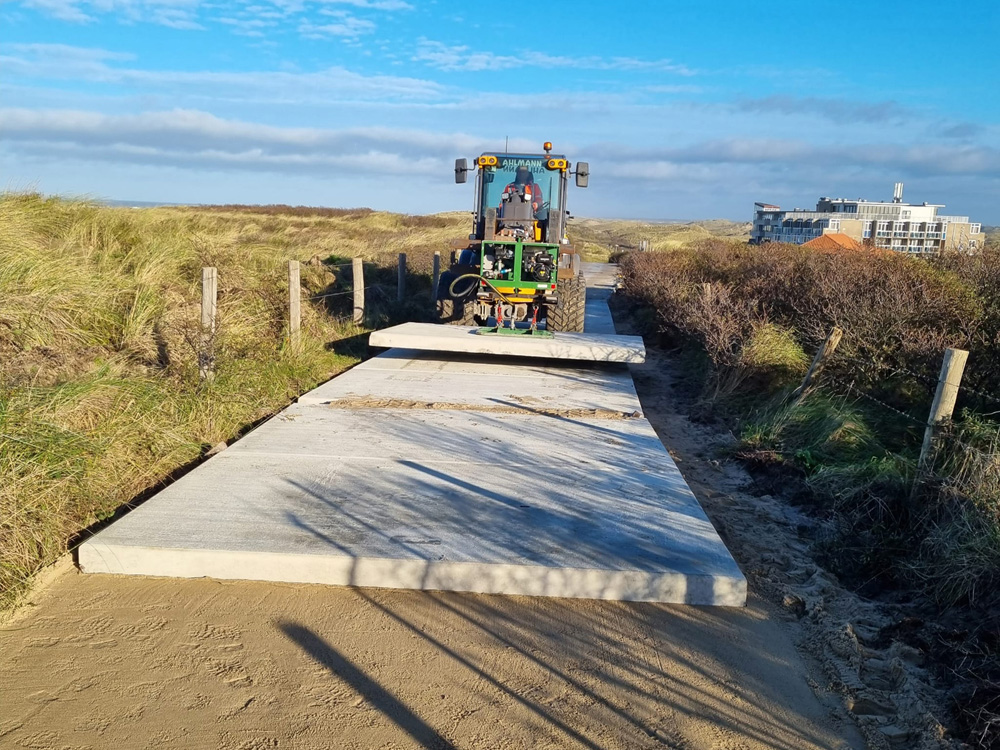 Duinpad van duurzame betonplaten in Wijk aan Zee
