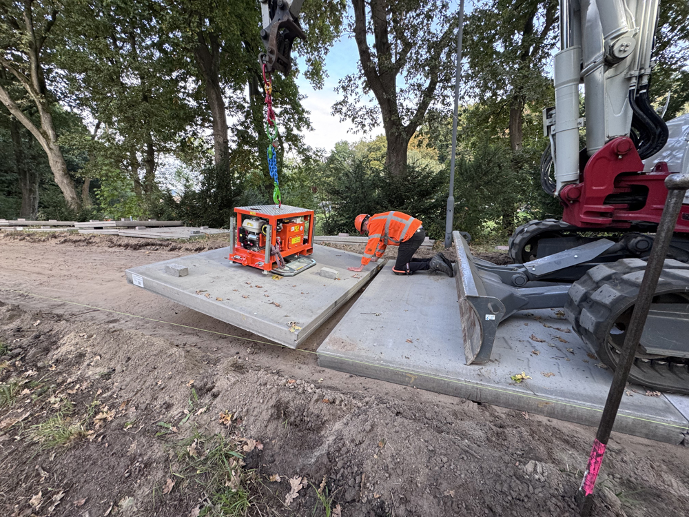 Duurzaam fietspad langs het Drongelens Kanaal met gekoppelde betonnen fietspadplaten