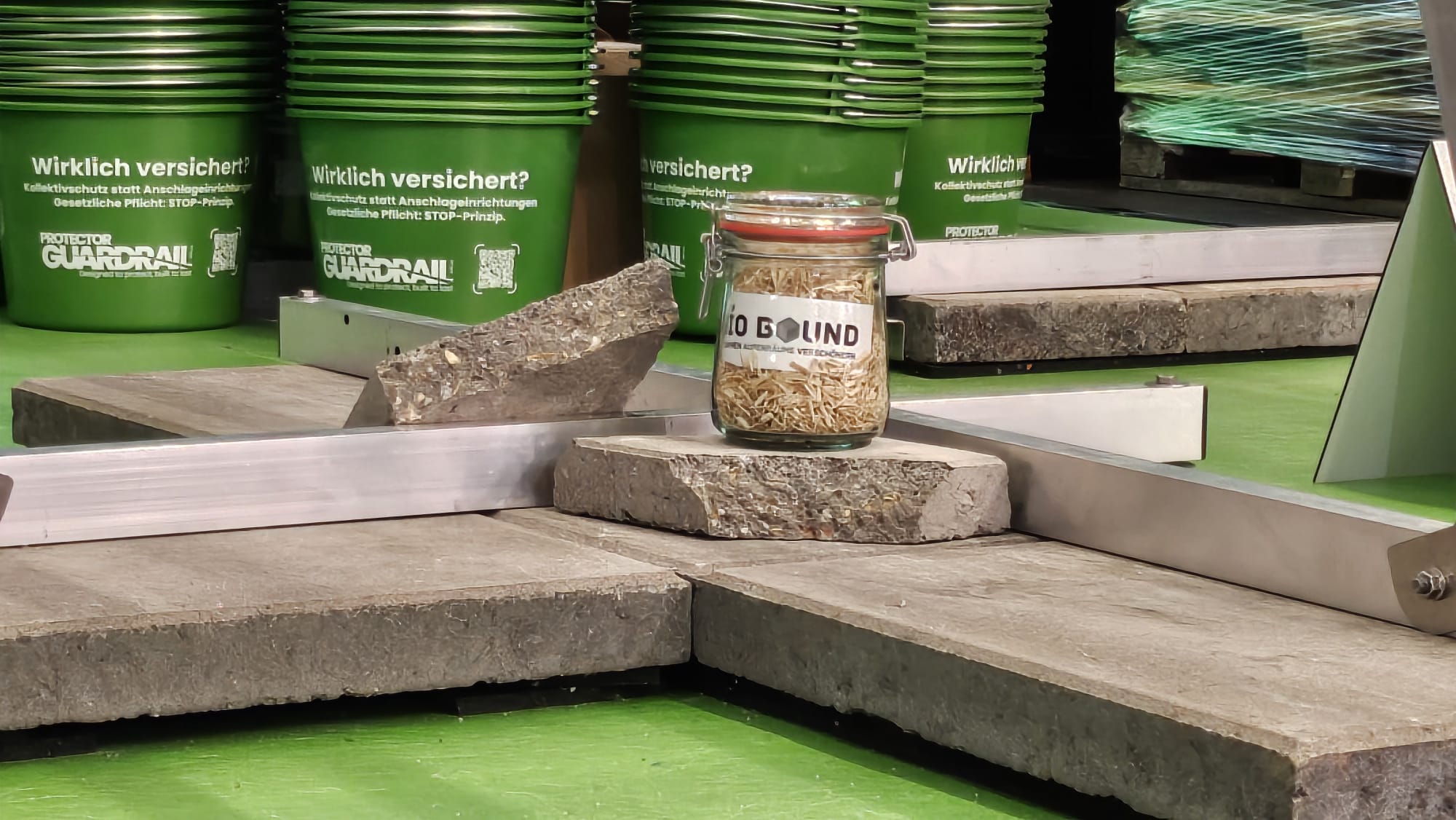 Bio Bound miscanthus op stand Protector Guardrail