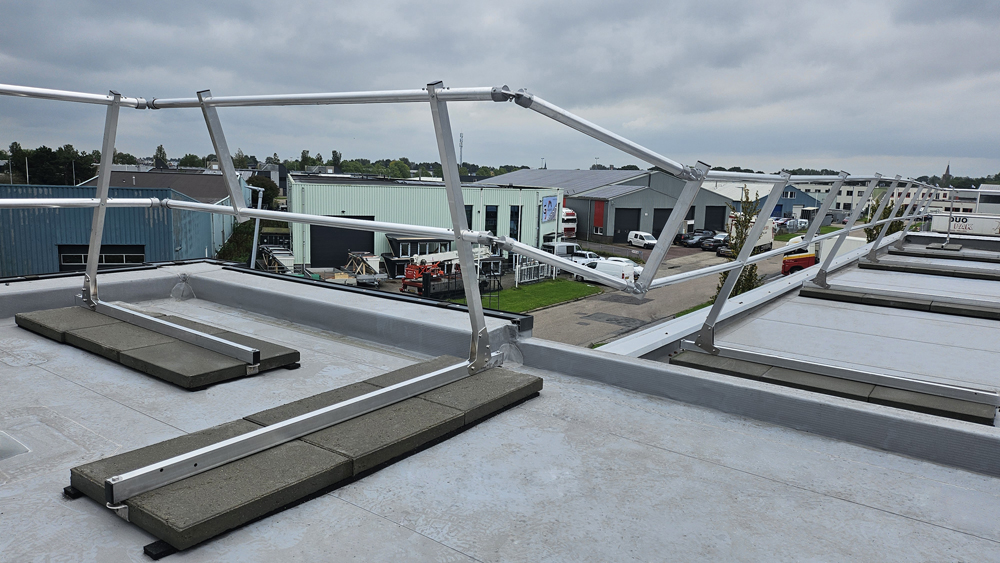 Duurzame ballasttegels op dak