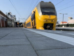 biobased tegels op perron Station Hoorn