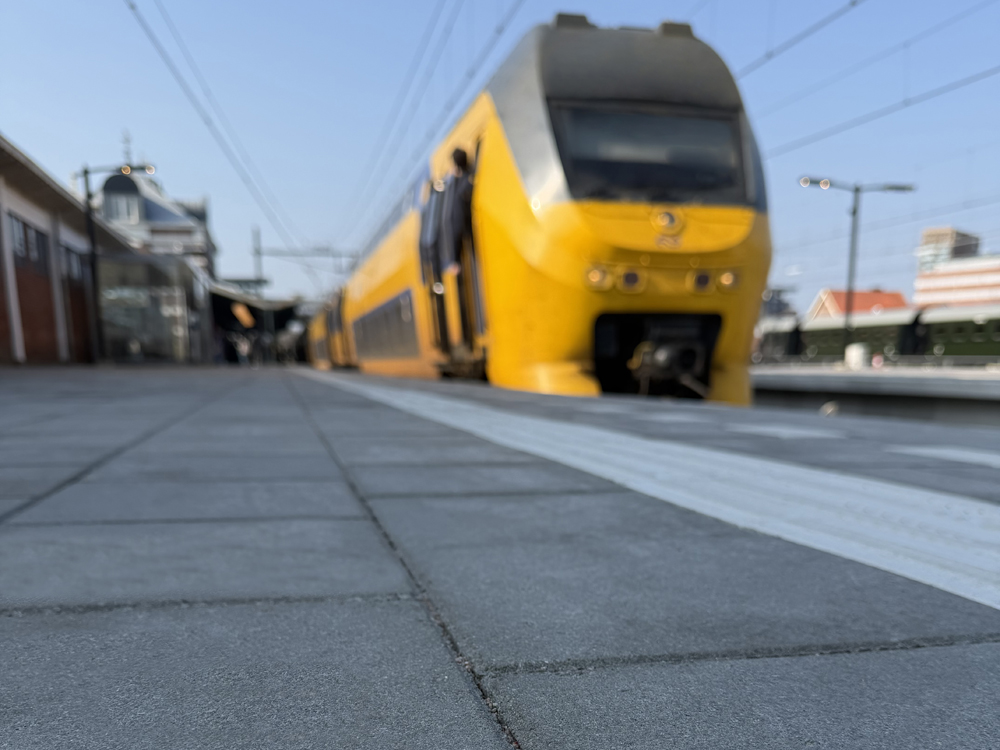 biobased tegels op perron Station Hoorn