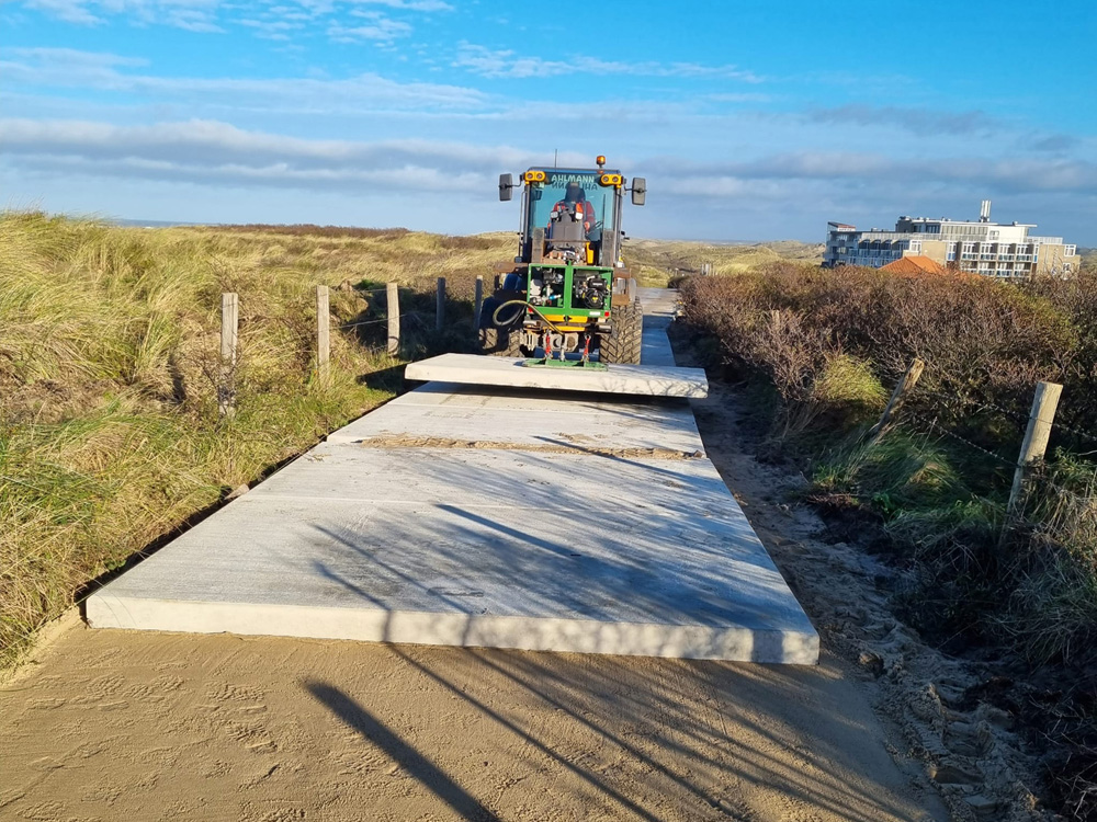 Diverse verharde paden In het duingebied van Wijk aan Zee