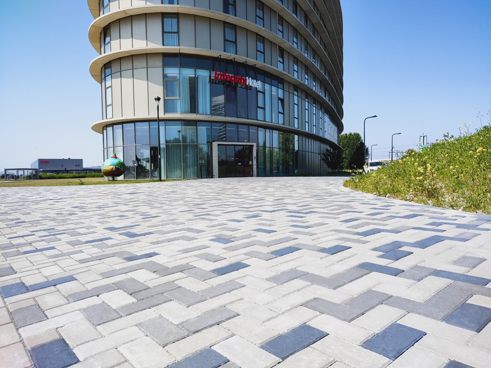 circulaire, biobased betonstraatstenen Intercity hotel op business park Schiphol Trade Park in Hoofddorp