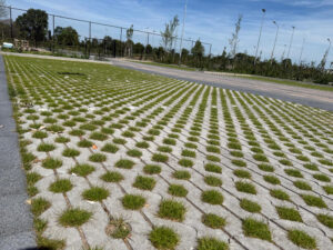 Groen parkeren met circulaire en biobased grasbetontegels op Sportpark De Veldpost_uitgelicht