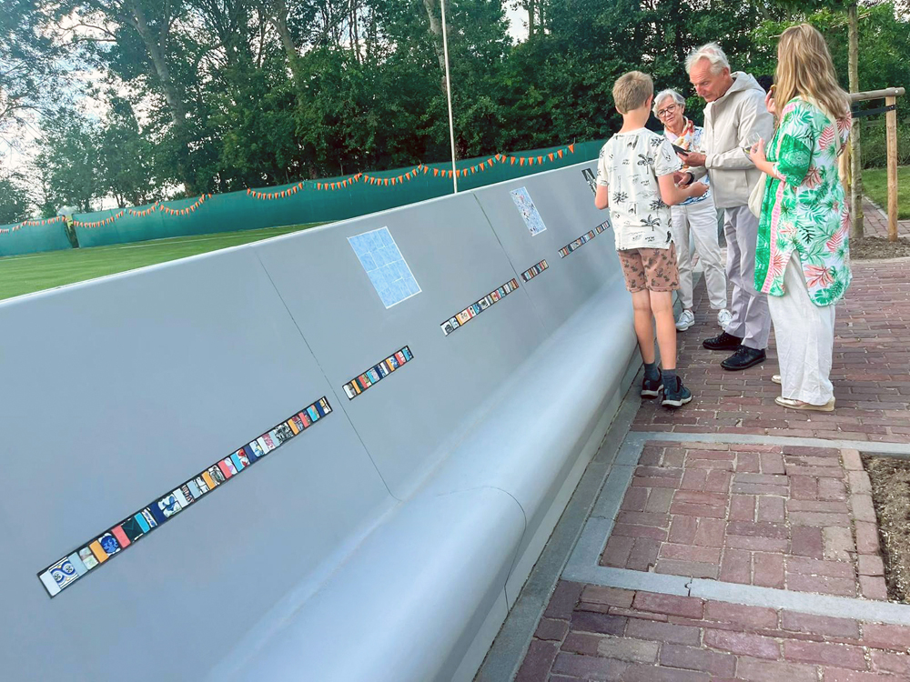 Verhalen uit Peins vereeuwigd in bijzondere betonnen maatwerk bank