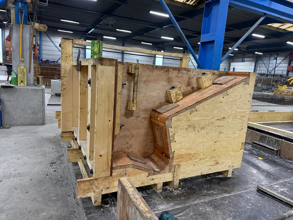 Productie van een maatwerk betonelement in de mal