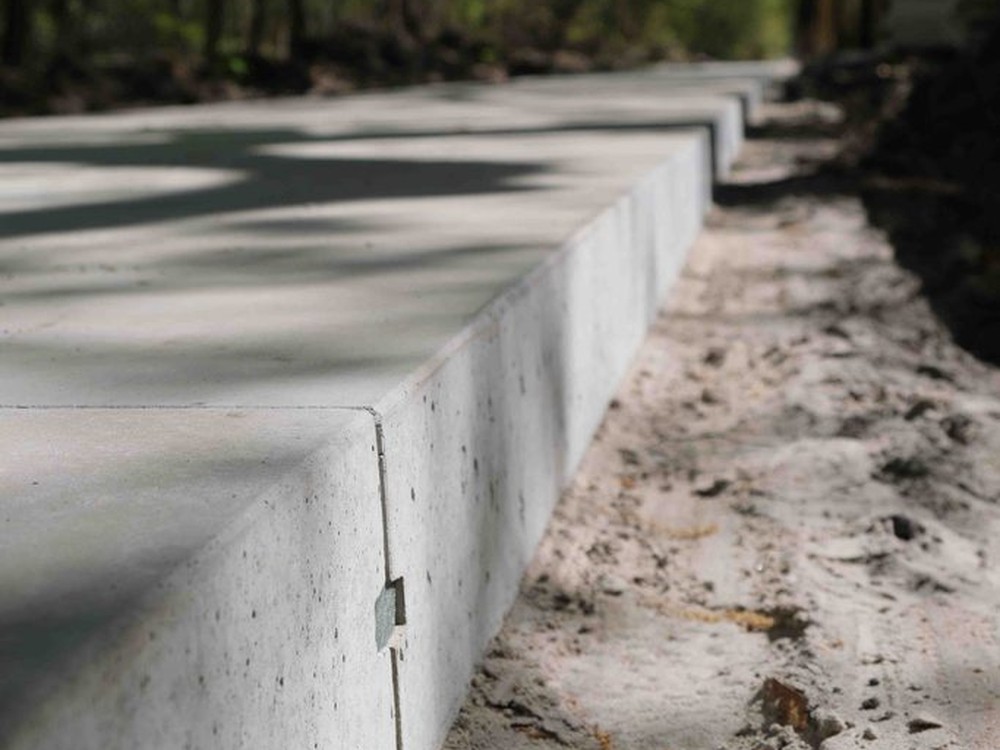Gekoppelde betonnen platen